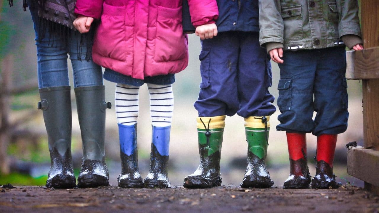 Europa mostrando estadísticas de niños desaparecidos en refugios de asilo, con foco en los Países Bajos, Italia y Austria