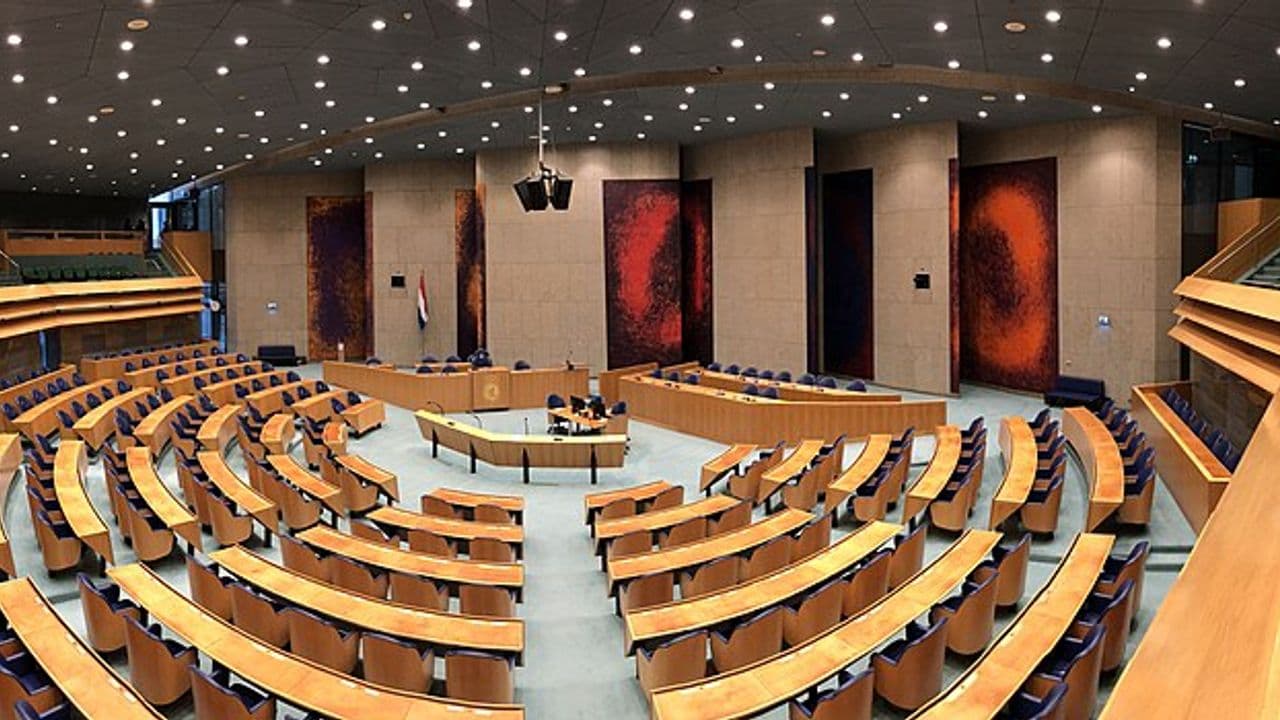 La Tweede Kamer bloquea iniciativa para disuadir a solicitantes de asilo con carteles