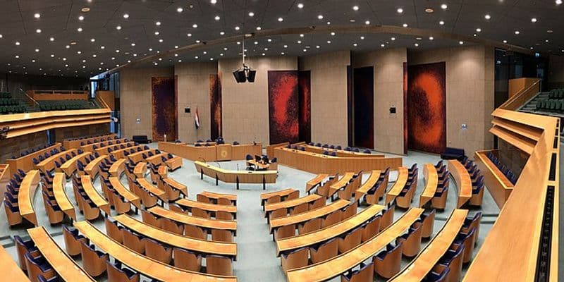 La Tweede Kamer bloquea iniciativa para disuadir a solicitantes de asilo con carteles