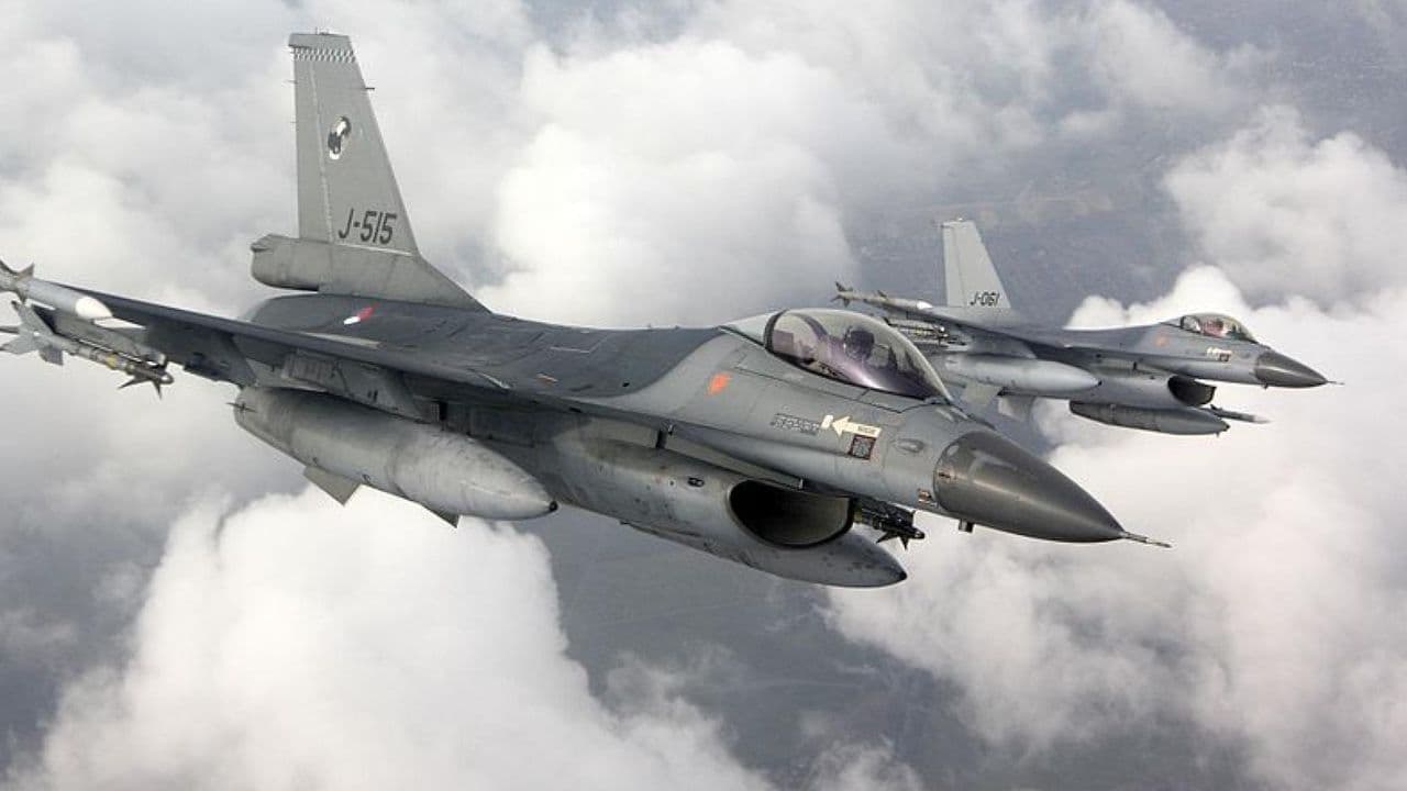 Avión de combate F-16 en vuelo, representando la entrega de aviones por parte de los Países Bajos a Ucrania.