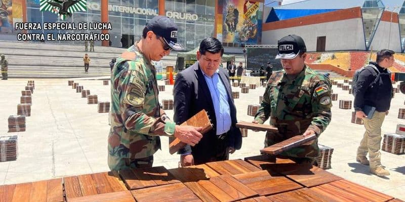 Autoridades Bolivianas con el suelo de madera que ocultaba cocaína destino a los Países Bajos - Foto de Fuerza Especial de Lucha Contra el Narcotráfico en Facebook