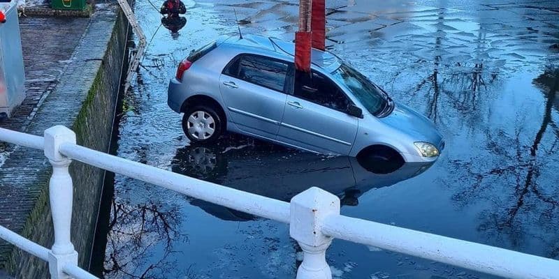 Estudiante salva a mujer que volcó con su coche en un canal helado en Delft