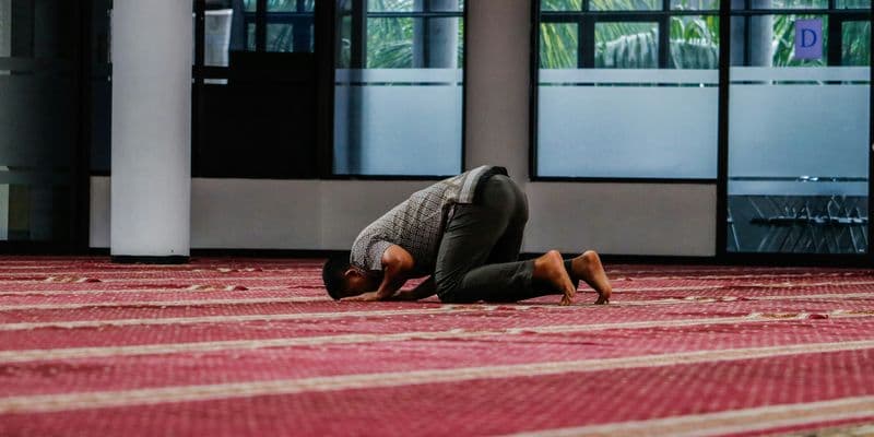 Estudiantes denuncian que sus escuelas les impiden rezar