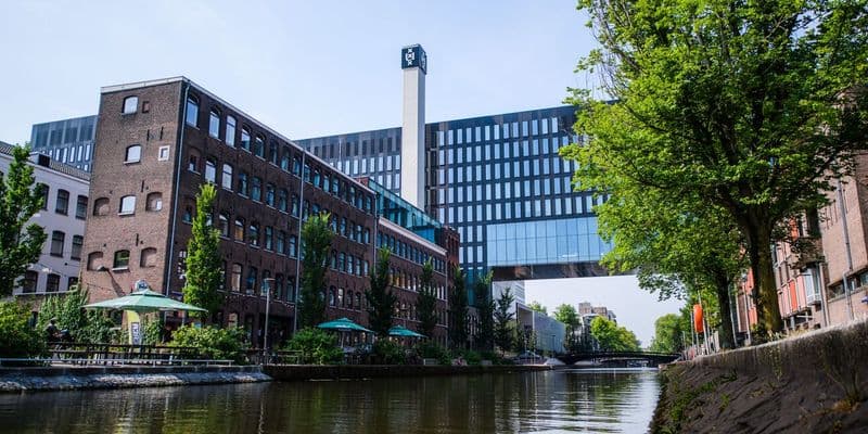 Cierre del edificio principal de la universidad de Ámsterdam debido a protesta Pro Palestina