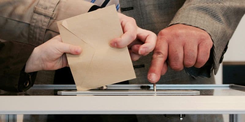 Votantes holandeses emitiendo sus votos para las elecciones del parlamento europeo